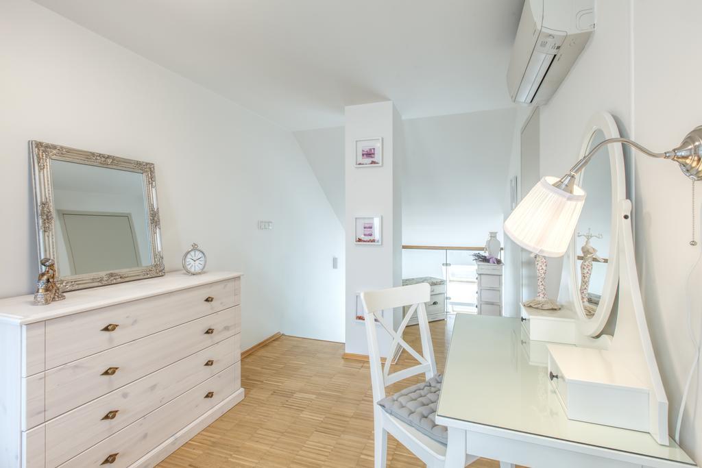 Modern Apartment Charvatova Прага Екстериор снимка