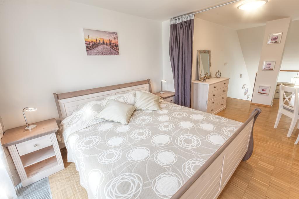 Modern Apartment Charvatova Прага Екстериор снимка