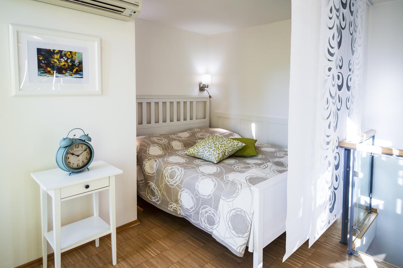 Modern Apartment Charvatova Прага Екстериор снимка